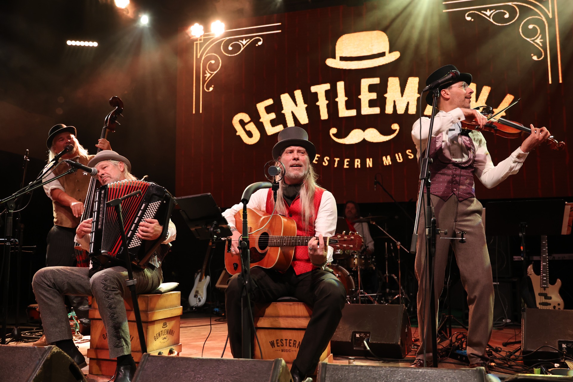 Která kapela u nás sedí na opravdové bedně od whiskey?  ©Veronika Mašková